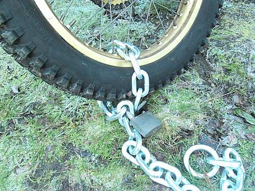 Standard-Hellanker-Anker in Rasen